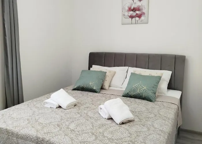 With Parking Spaces Rogoznica, Omis - 12906 Lejlighed